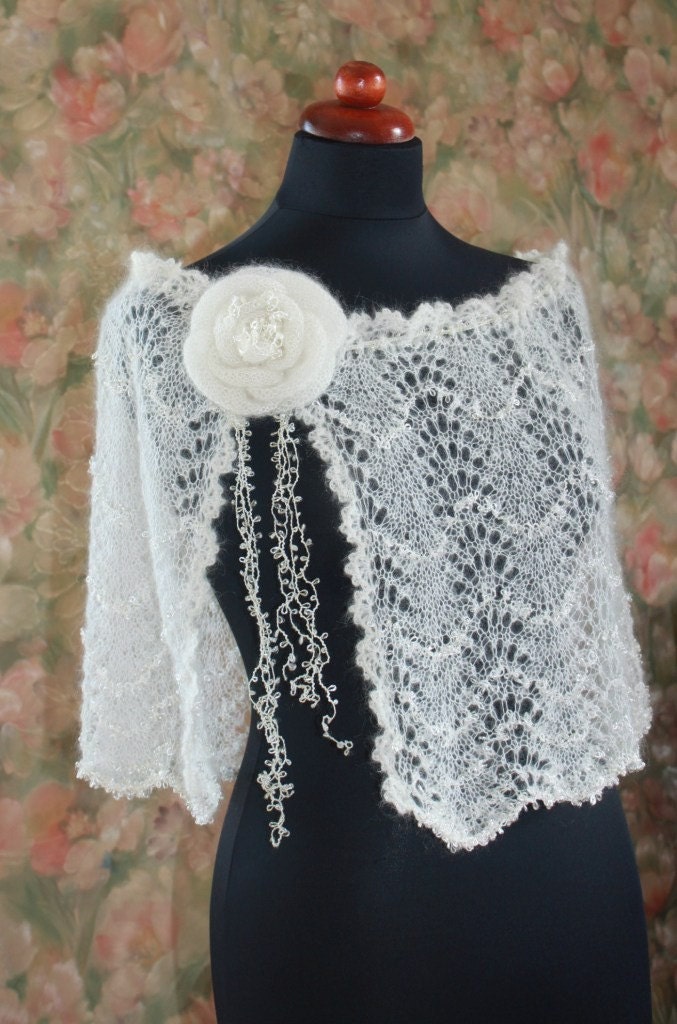 ivory color capelet with big brooch rose