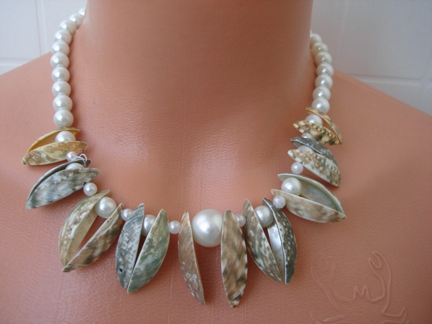 Sea shell choker necklace ivory  white pearl Beaded  Tribal Shell Necklace
