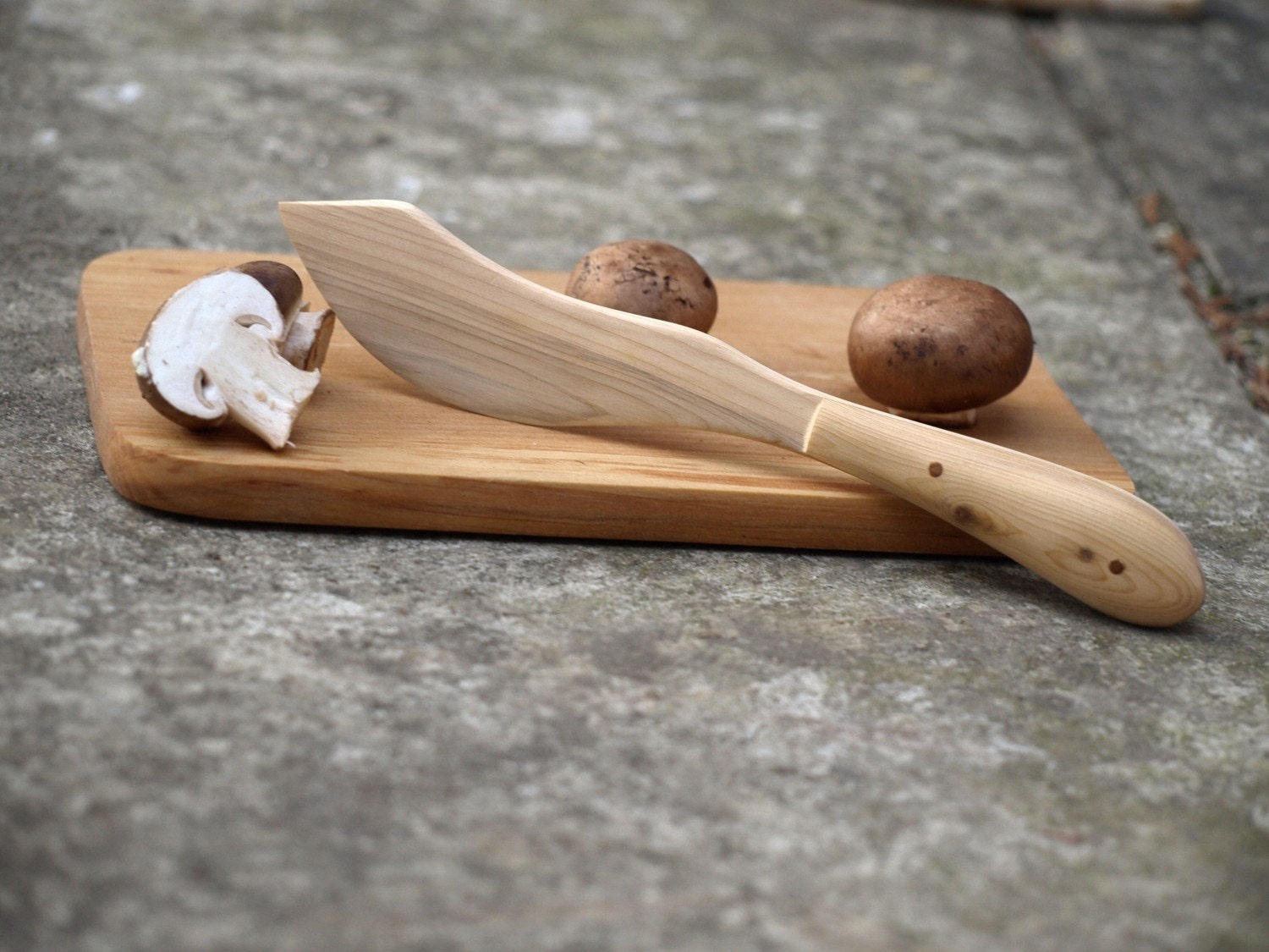 butter knife with a head - wooden / juniper