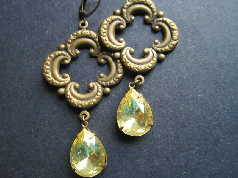 Quatrefoil Earrings Antiqued Brass Yellow Vintage by MinouBazaar