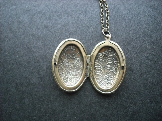 vintage two sided victorian style floral pattern oval locket - antique brass