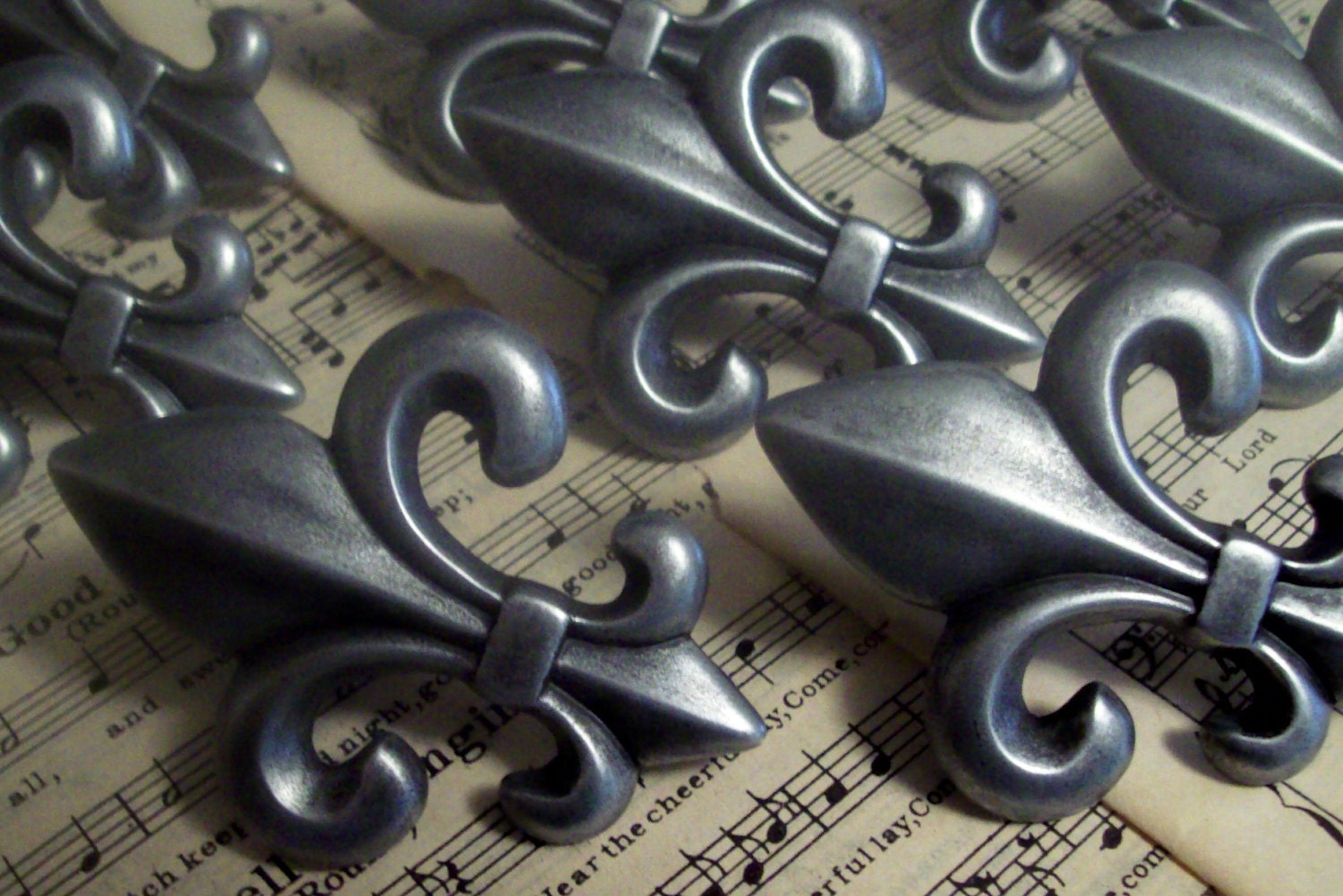 8 Fleur de Lis Pewter Knobs 2.5 inches Beautiful Royal French New Orleans Paris Apt