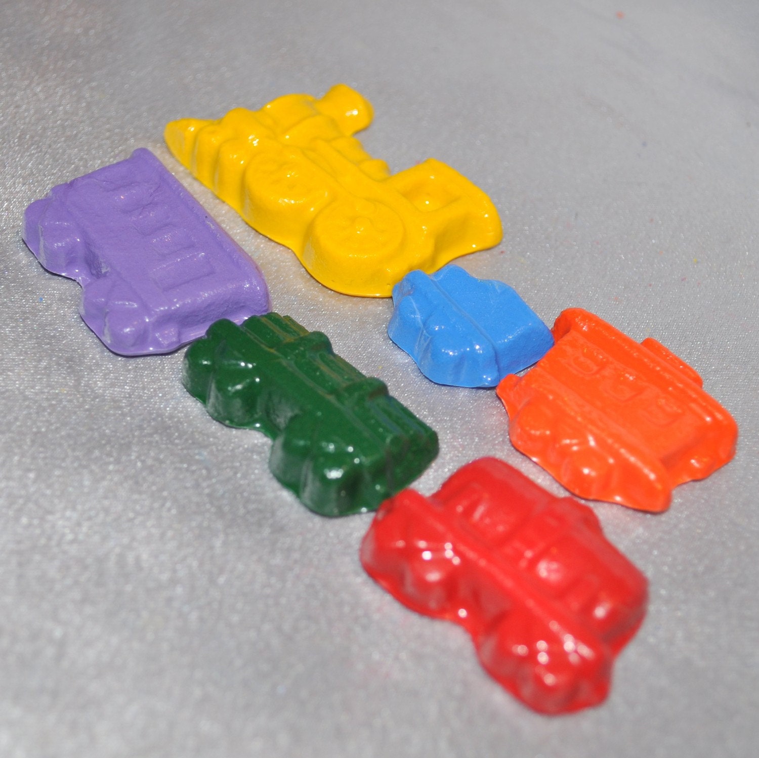 Recycled Crayons Train Shaped Party Set For 20 Kids Total of 120 Crayons and 20 Stickers.