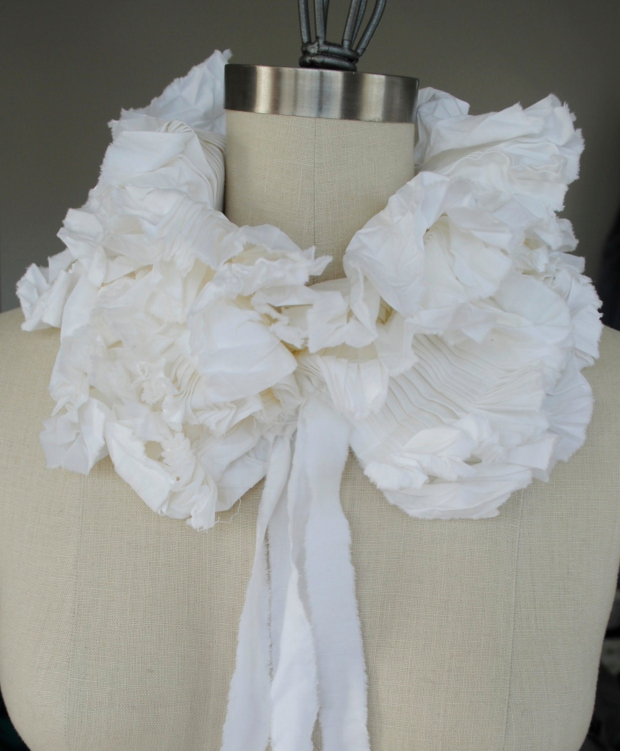 White Ruffle collar/ Boho/ Ruffled scarf/ Ruffled Fashion/ Boho collar/  Bride neckpiece/ Statement necklace/ rusteam tt team epl