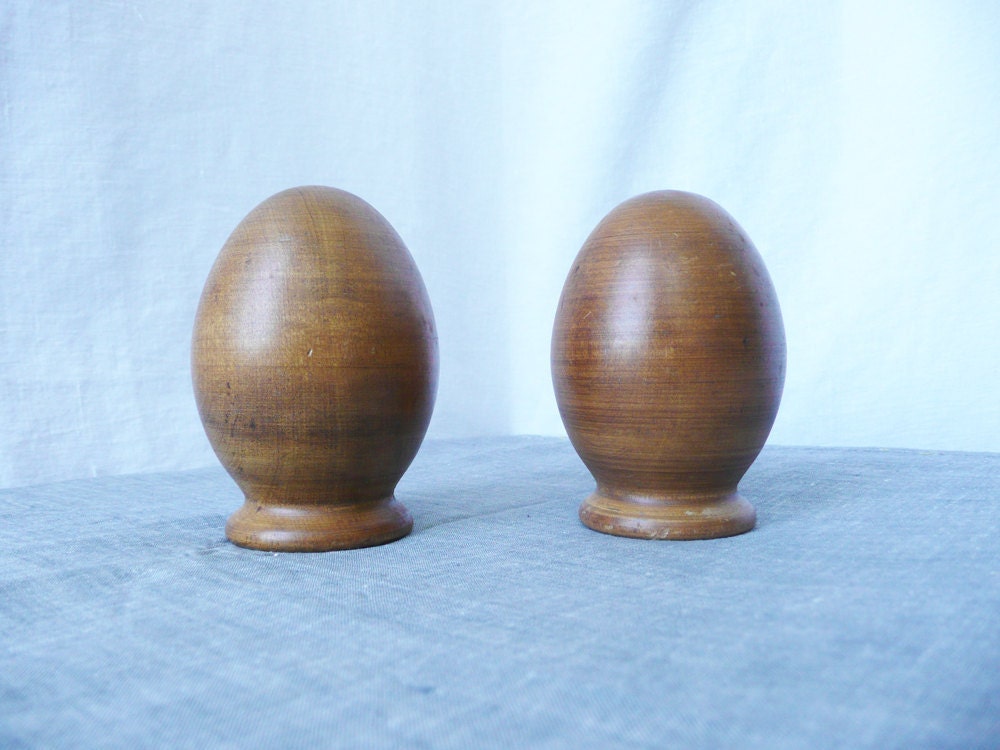 Minimalist Midcentury Egg-shaped  Salt and Pepper