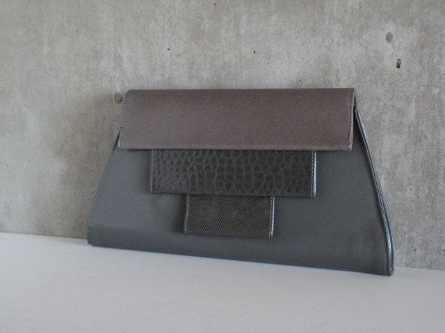 80s VINTAGE purse gray with removable strap and tiered flap with magnetic button excellent condition