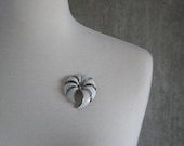 VINTAGE brooch silvertone white enamel-coated floral excellent condition