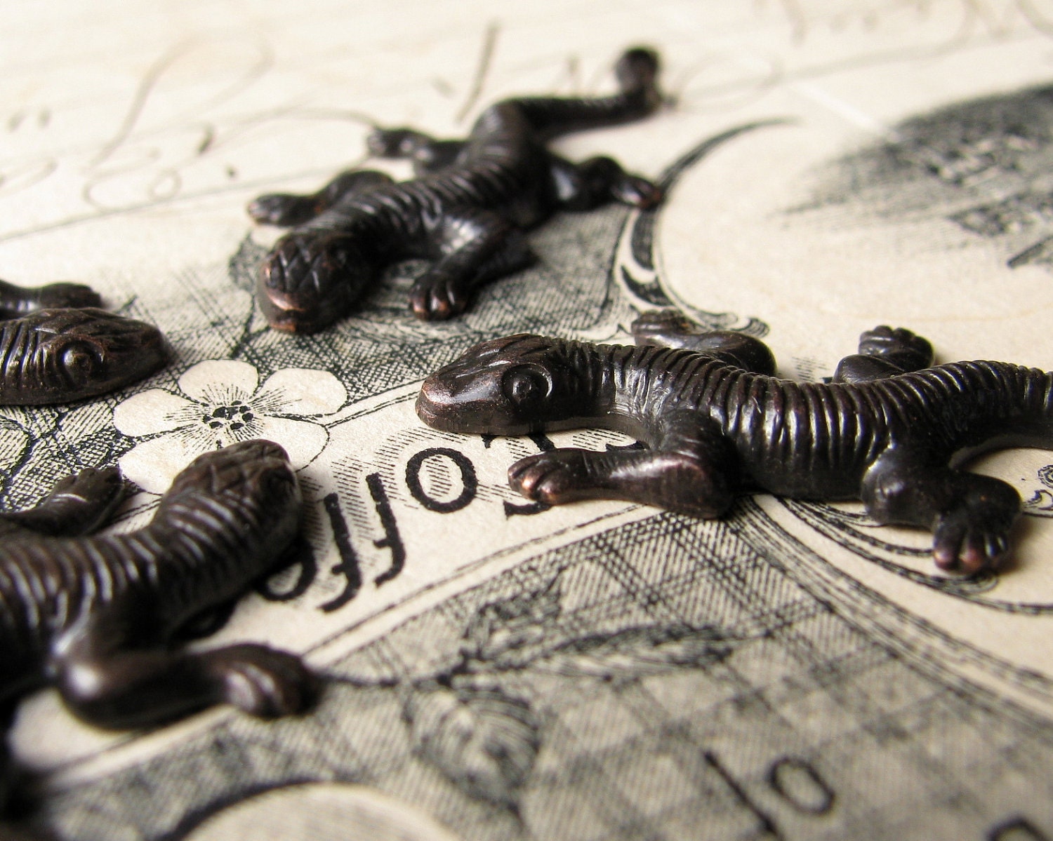 Lizard, gecko, newt ornament - 35mm - black, dark antiqued brass (4 creepy crawlies) pond life OR-FF-007