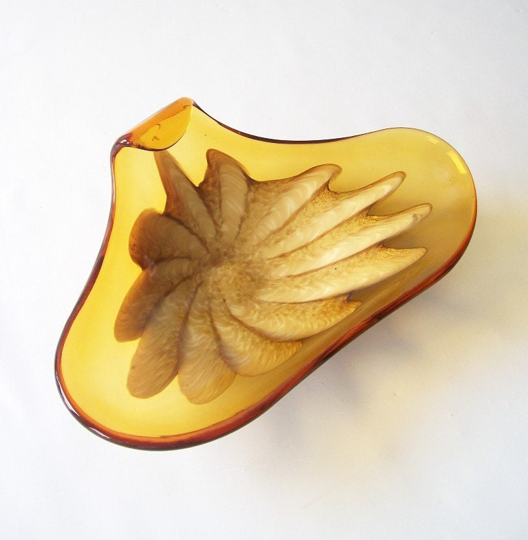 vintage art glass home decor dish retro mid century modern biomorphic freeform yellow golden white gold flower swirl decorative