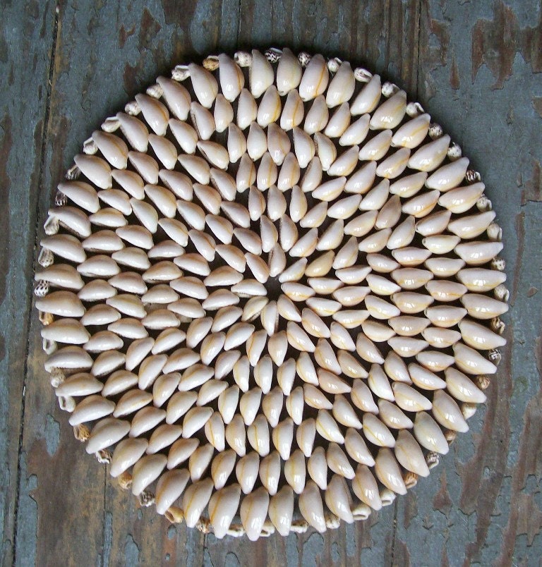 vintage sea shell housewares home decor hot pad plate trivet natural beach ocean shells shabby cottage chic snowflakes snow