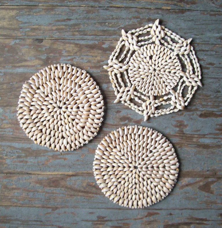 vintage sea shell housewares home decor hot pad plate trivet natural beach ocean shells shabby cottage chic snowflakes snow