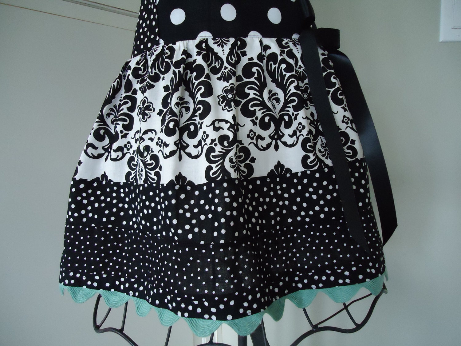 4RetroSisters "Ellie Style" Womens Retro Apron - White & Black Damask/ Sea Green Trim