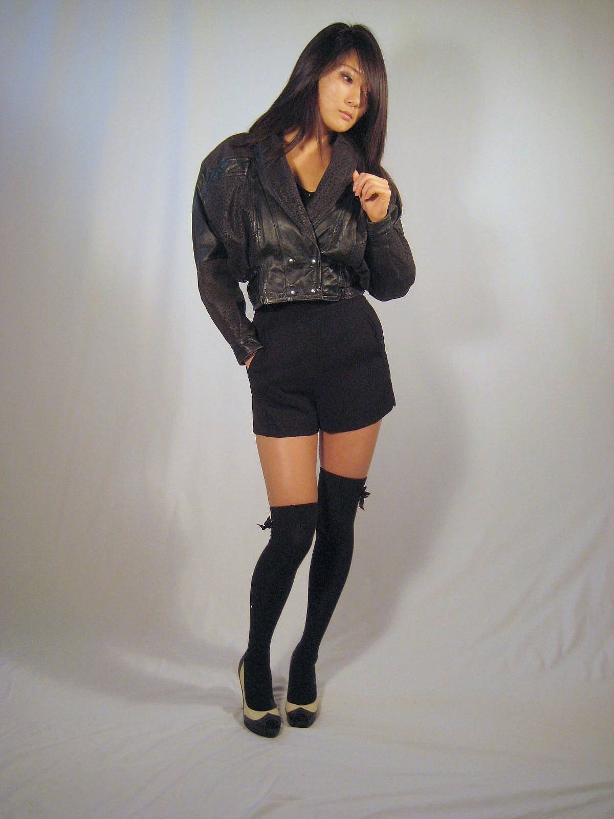 SALE. vintage 80's chic, super cropped  black leather bomber, biker jacket with dolman sleeve