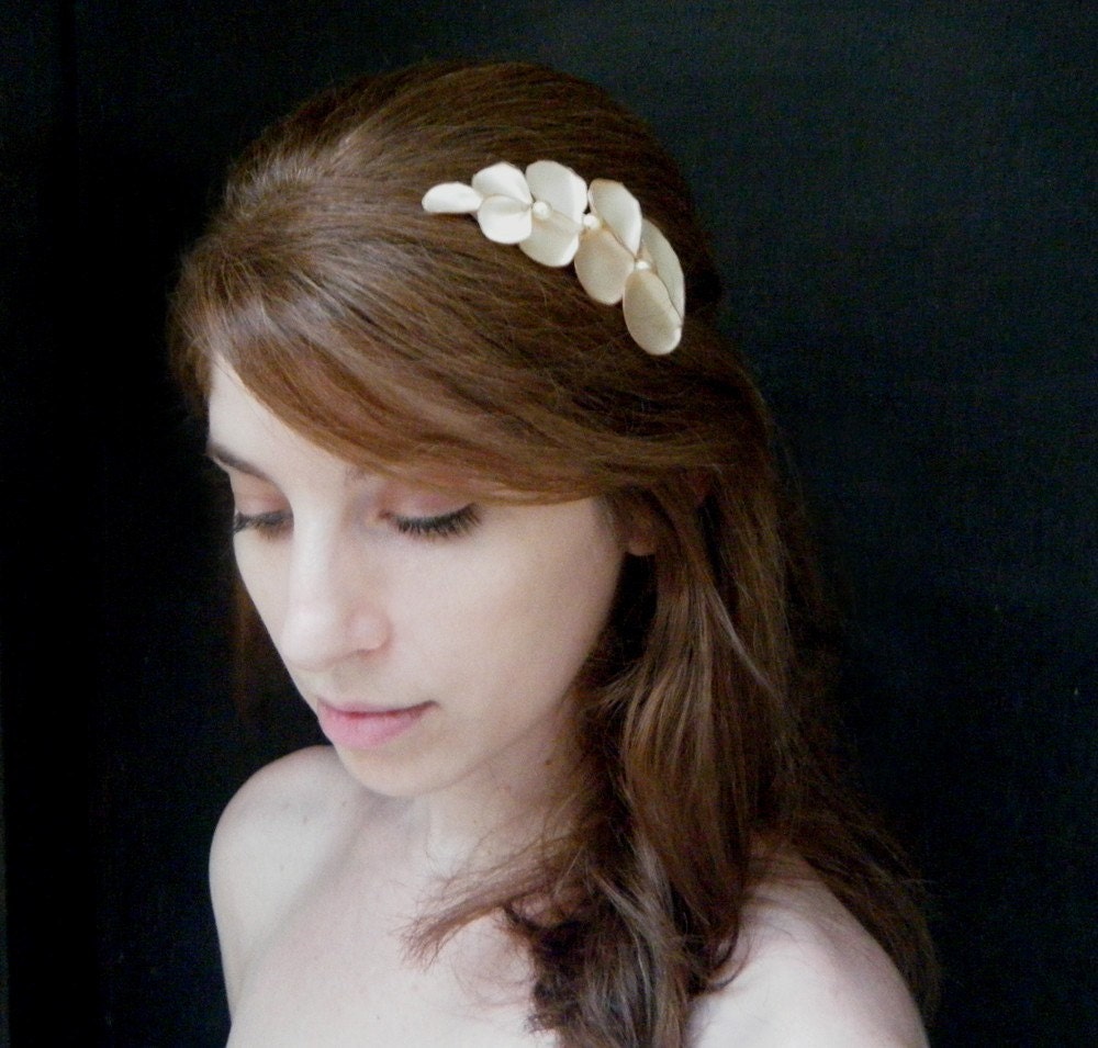Grecian Hair Comb, leaves and pearl berries in ivory champagne colors.