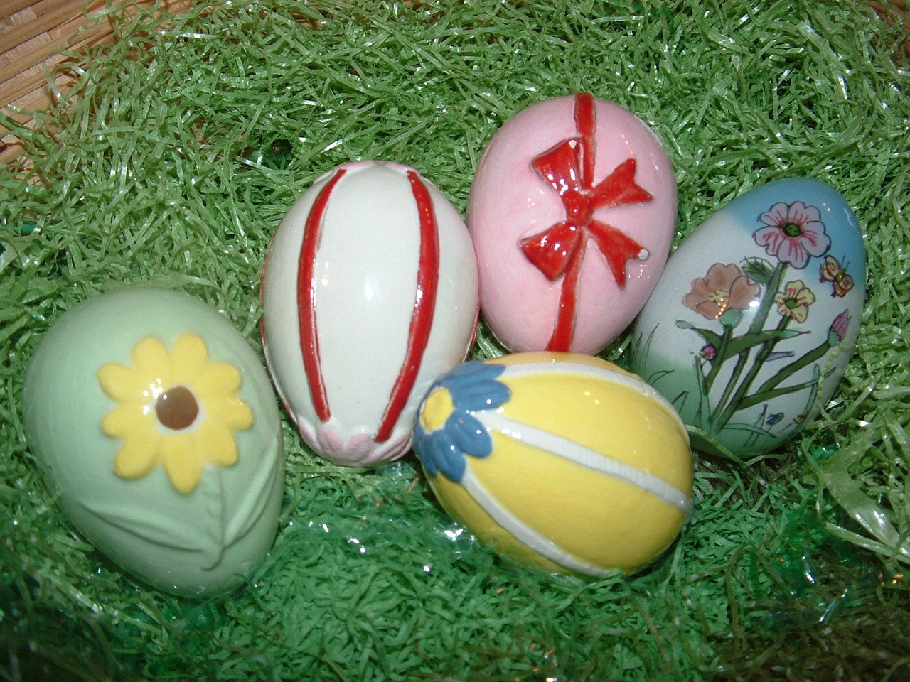 Glass Easter egg and 4 Ceramic Eggs for holliday decorations