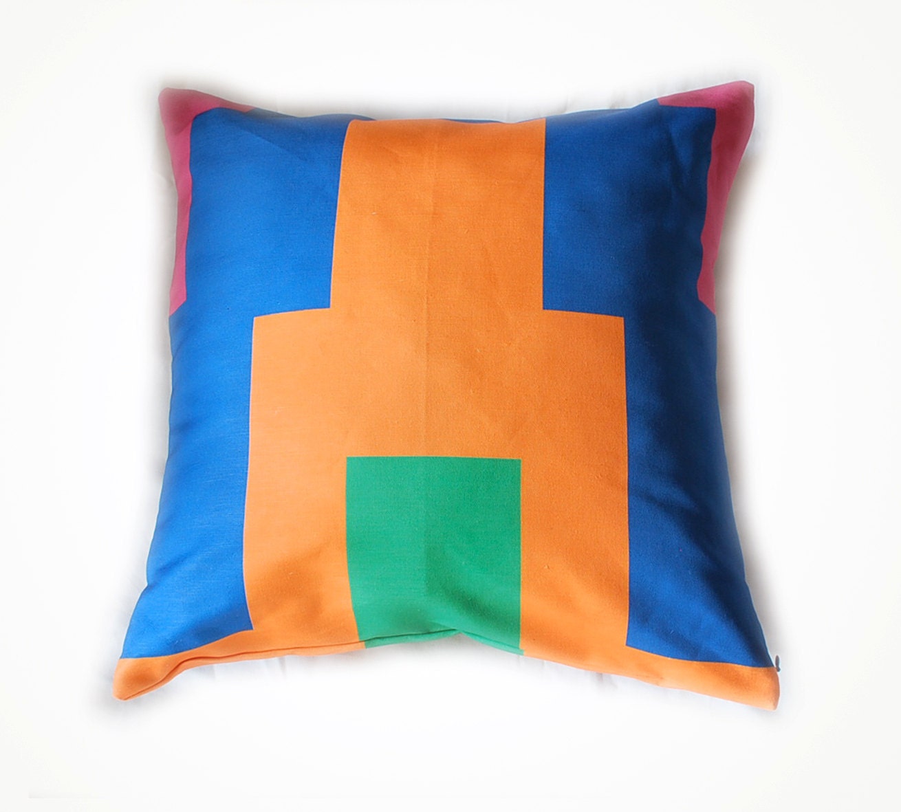 Geometric cushion with steps