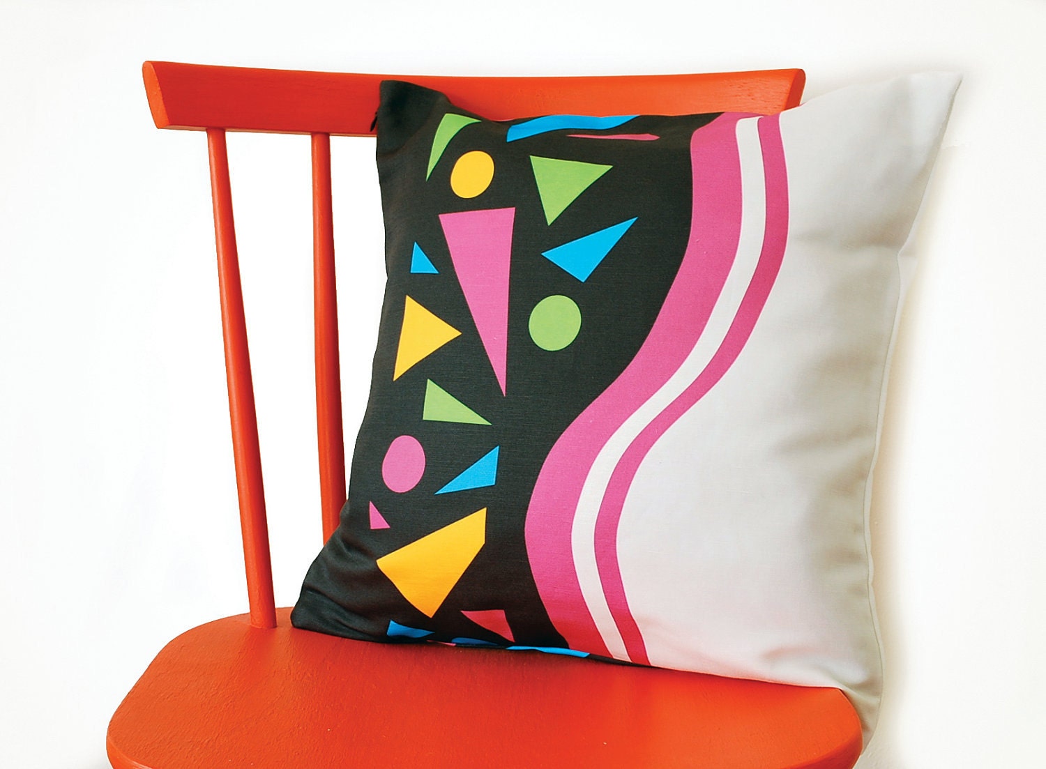 Geometric cushion with triangles