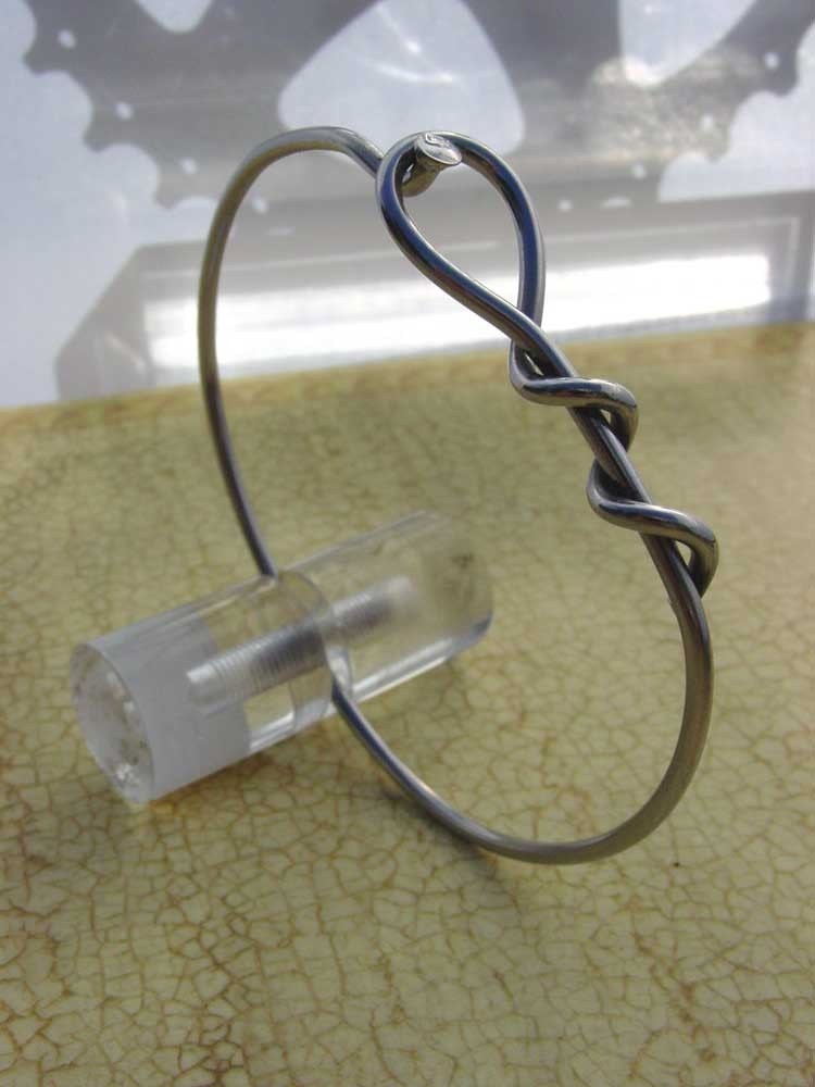 Bike spoke bracelet with loose twist