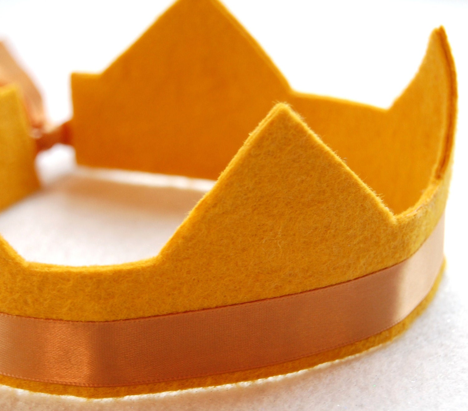 20% wool blend arwen circlet crown with adjustable ribbon tie. available in 10 felt colors. pretend, play, party.