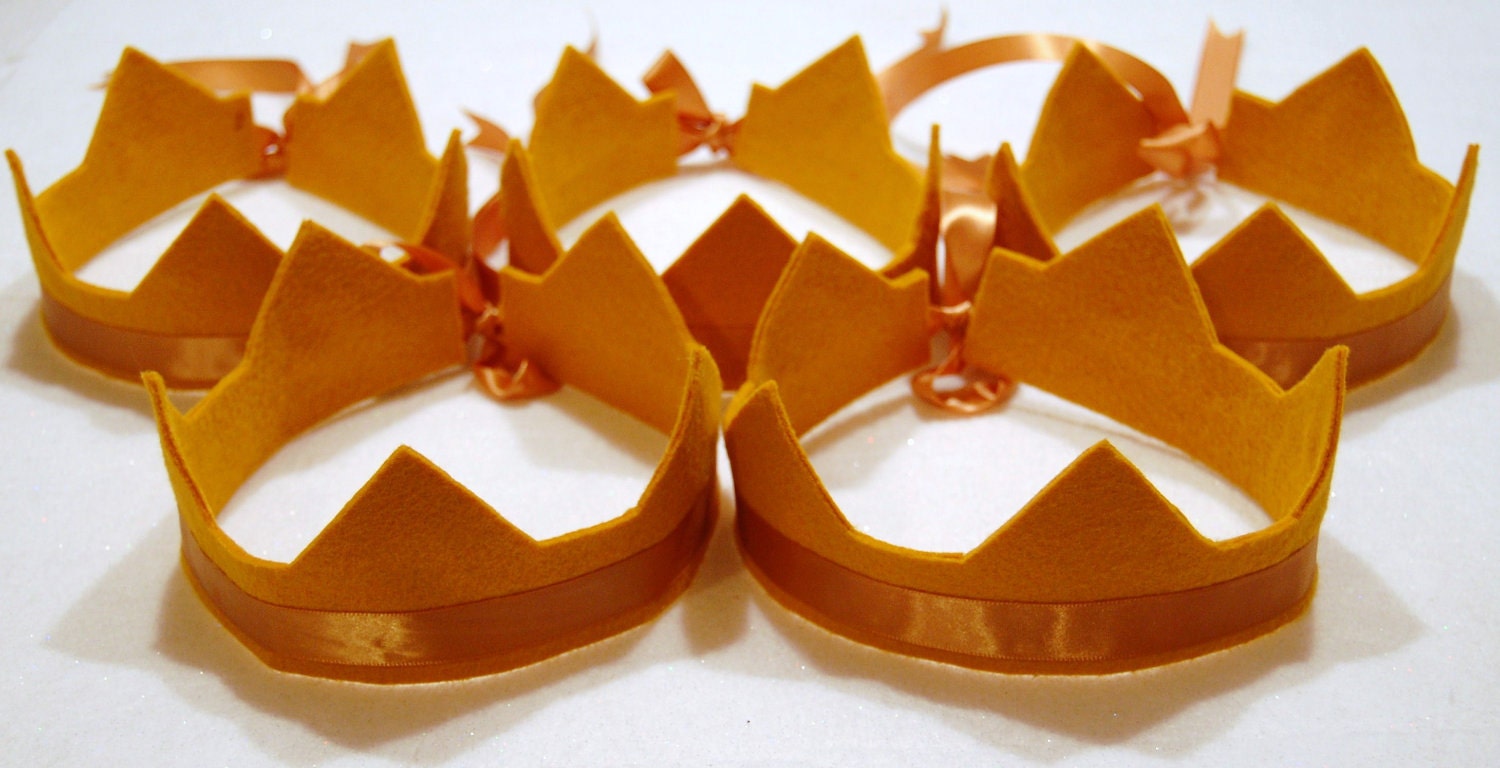20% wool blend arwen circlet crown with adjustable ribbon tie. available in 10 felt colors. pretend, play, party.