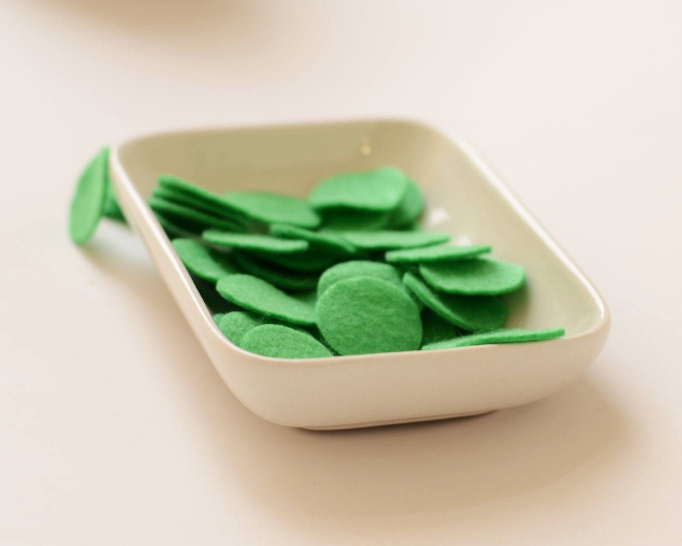 Die cut felt circles - Irish green felt circle - 1 inch - jewelry making, card making, scrapbooking