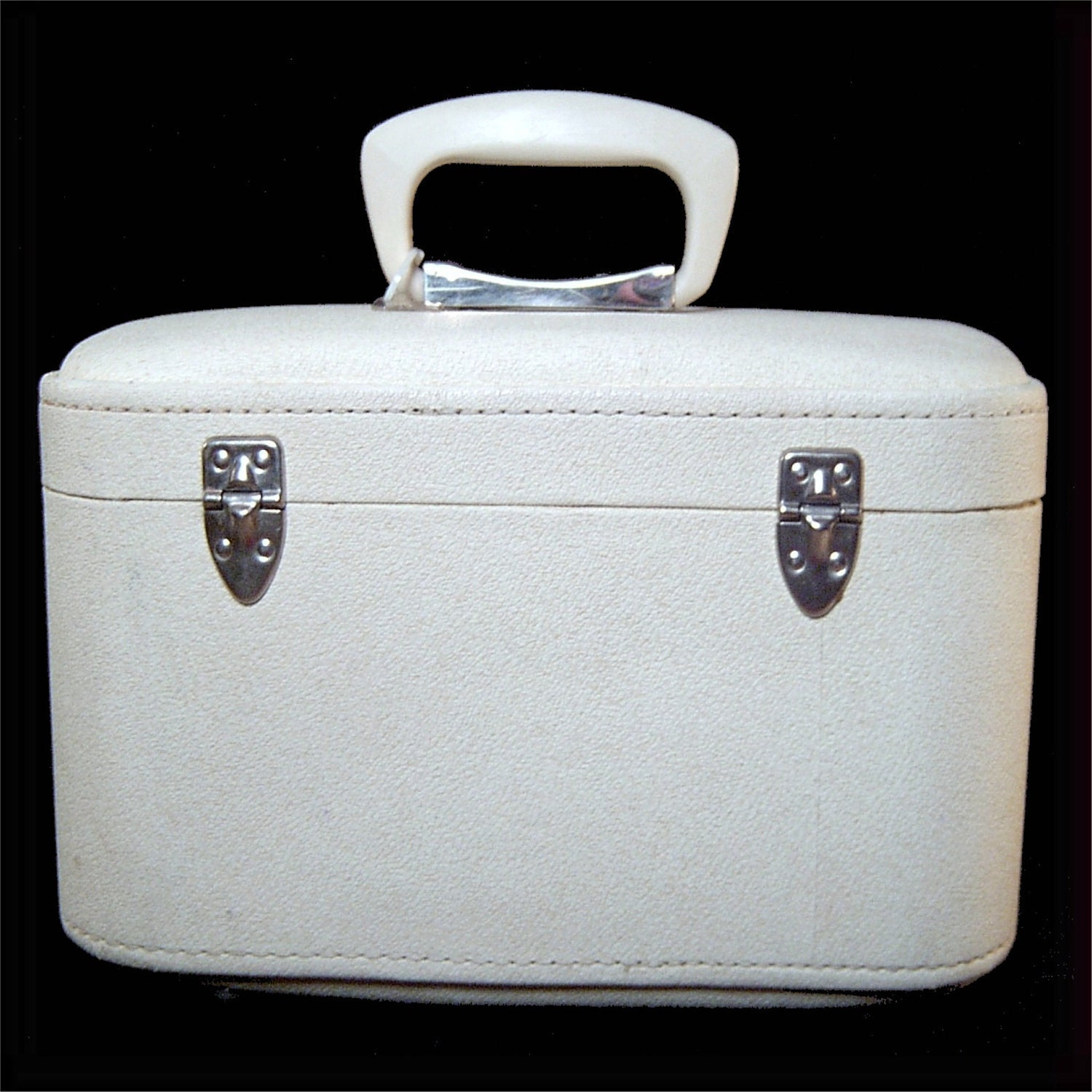 Vintage 1960s white vanity case suitcase w key Travelgard Canada
