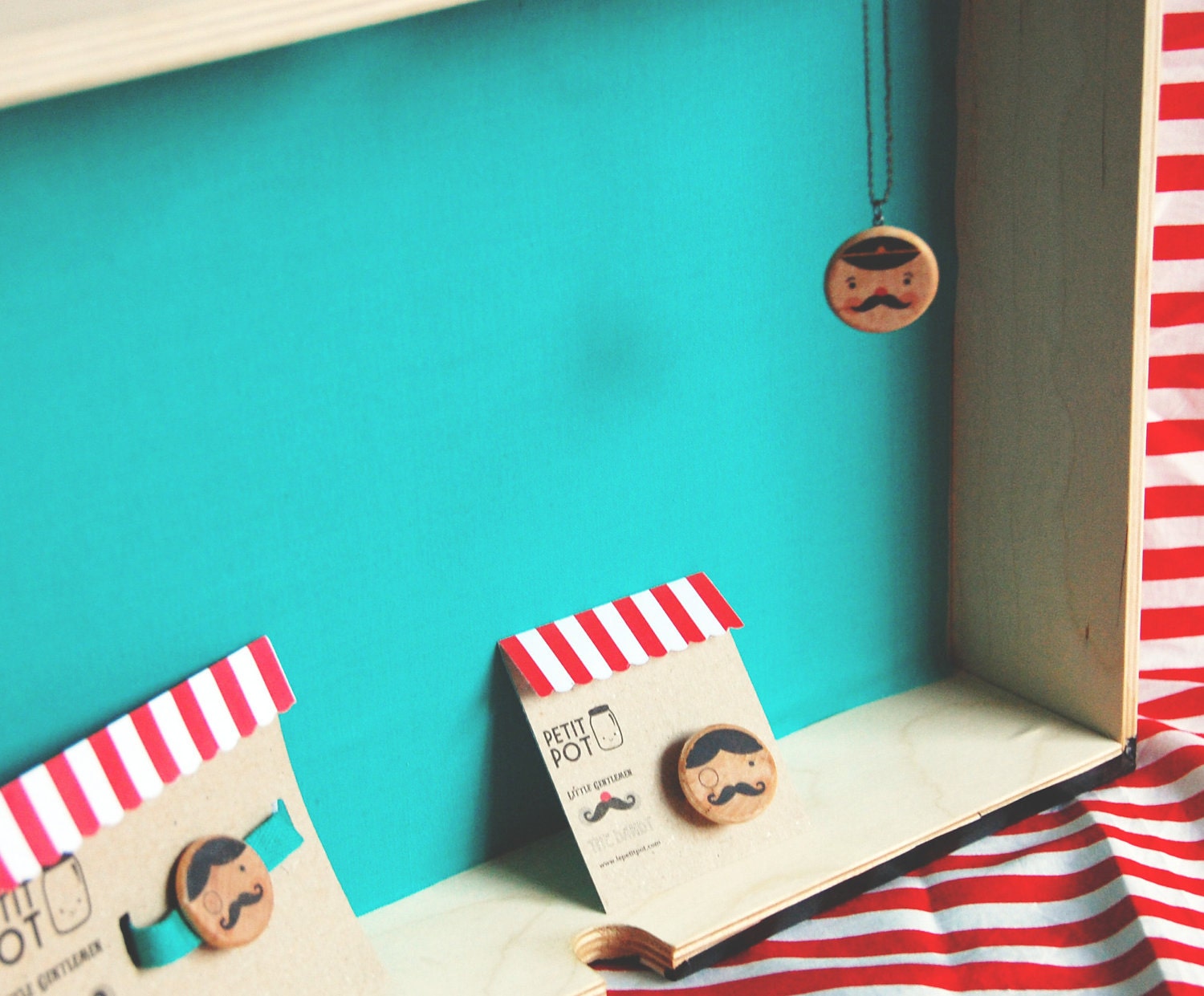Pendant. Dandy printed in wooden circle