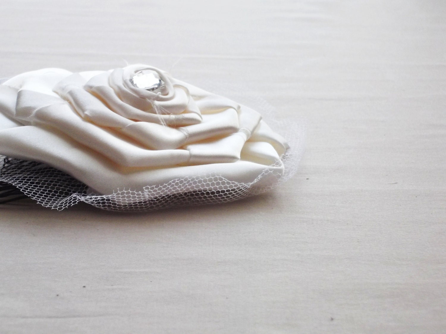 Warm White Rose Tulle Hair Comb - dmtgun3