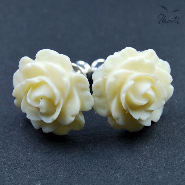 Romantic earrings: IVORY ROSES. Sterling silver. Bridal jewelry. Wedding jewellery. Flower earrings. Pin-earrings. Ear post.