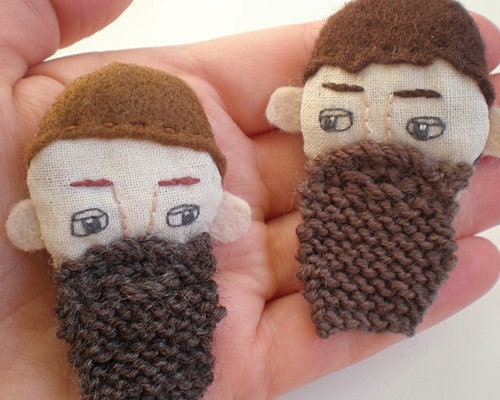 MADE TO ORDER - bearded bloke brooch - embroidered mans face with knitted beard