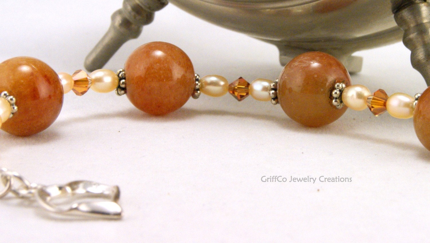Sophisticated Jade and Pearl Bracelet