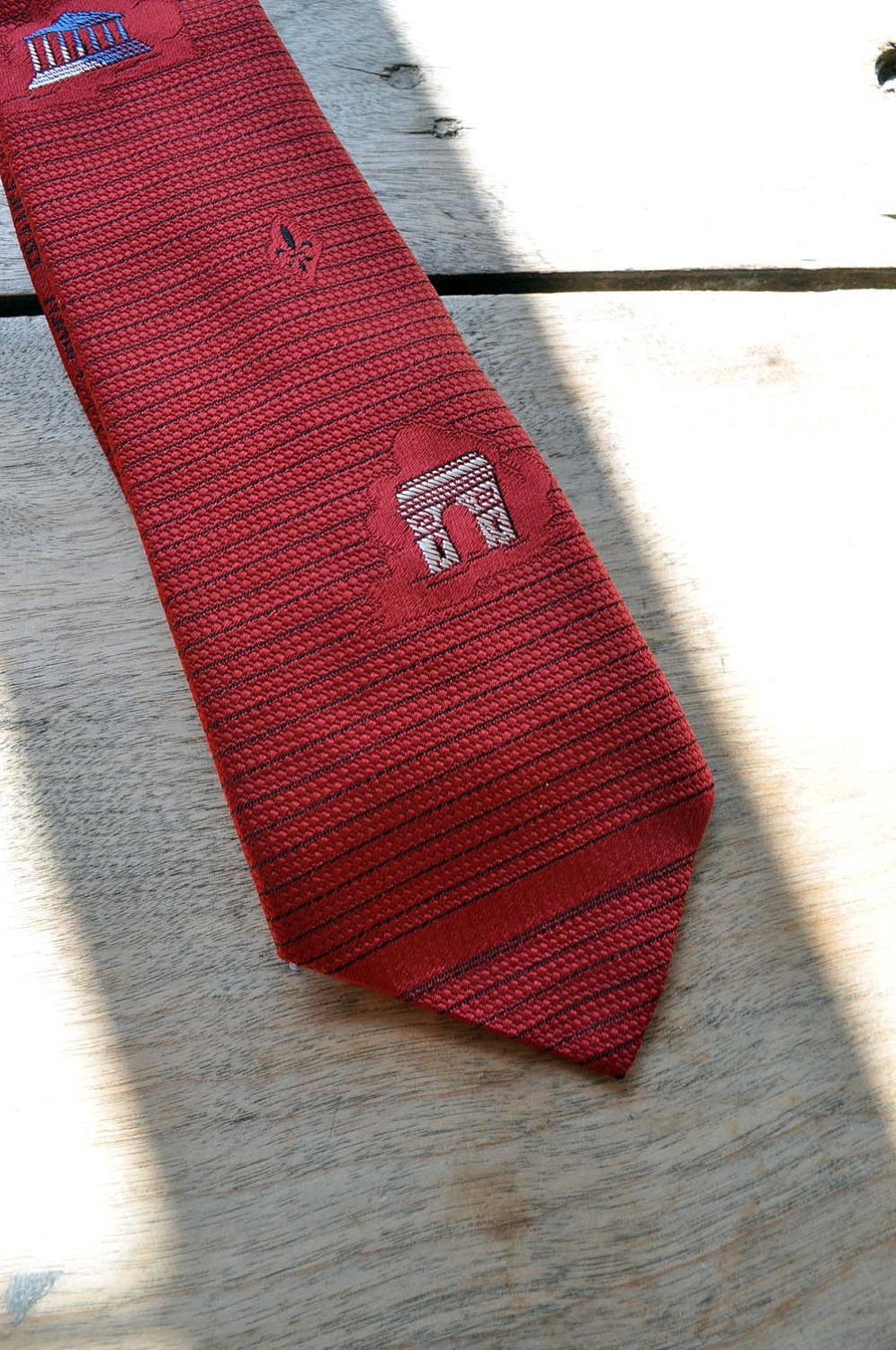 1950s Paris tie in red