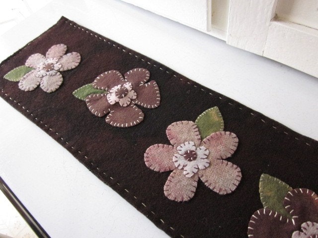Wool Flowers Table Runner