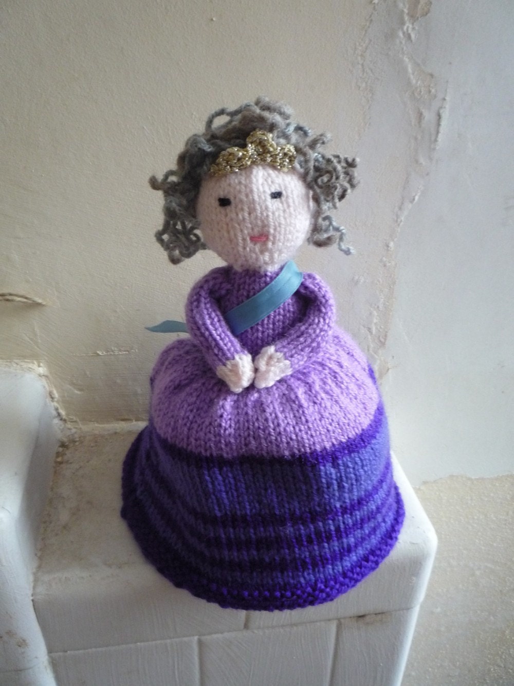 Shape Shifting Reptilian Queen doll knitting pattern PDF