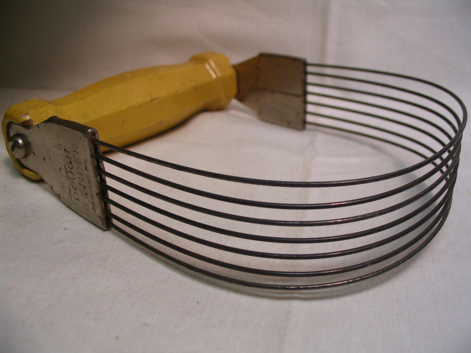 Kitchen PASTRY DOUGH BLENDER Androck Creamy Pale Yellow wood handle Antique Vintage Pastry Cutter - NUGENTS