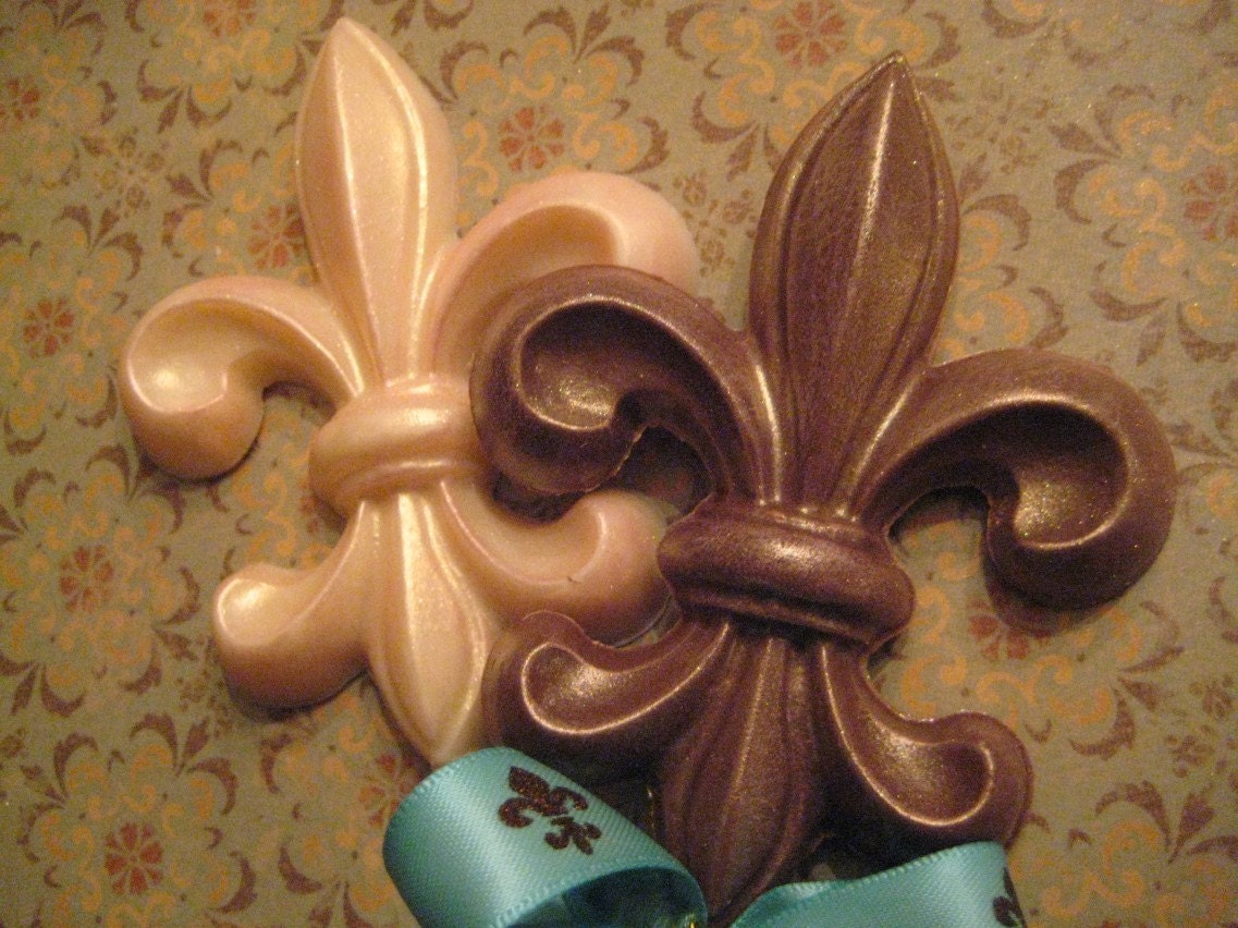Elegant Antiqued Fleur-De-Lis Chocolate Lollipops-Set of 12