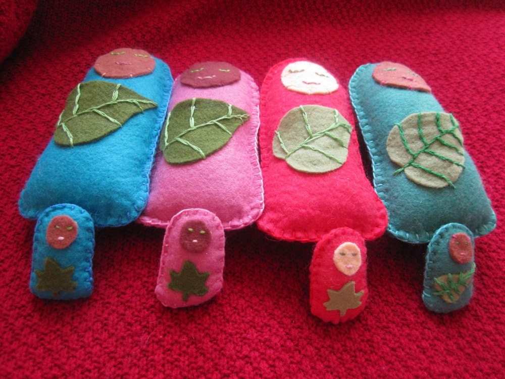 Mother with baby in leaf pouch, wool felt, wool stuffed MOST COLORS AVAILABLE
