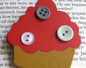 Wooden red / ochre cupcake brooch.