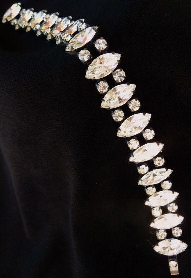 Vintage unsigned rhinestone bracelet