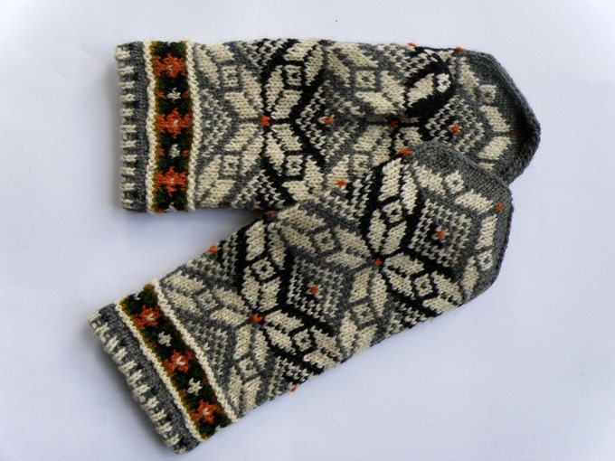 High quality hand knitted warm wool mittens , gloves patterned Grey and White