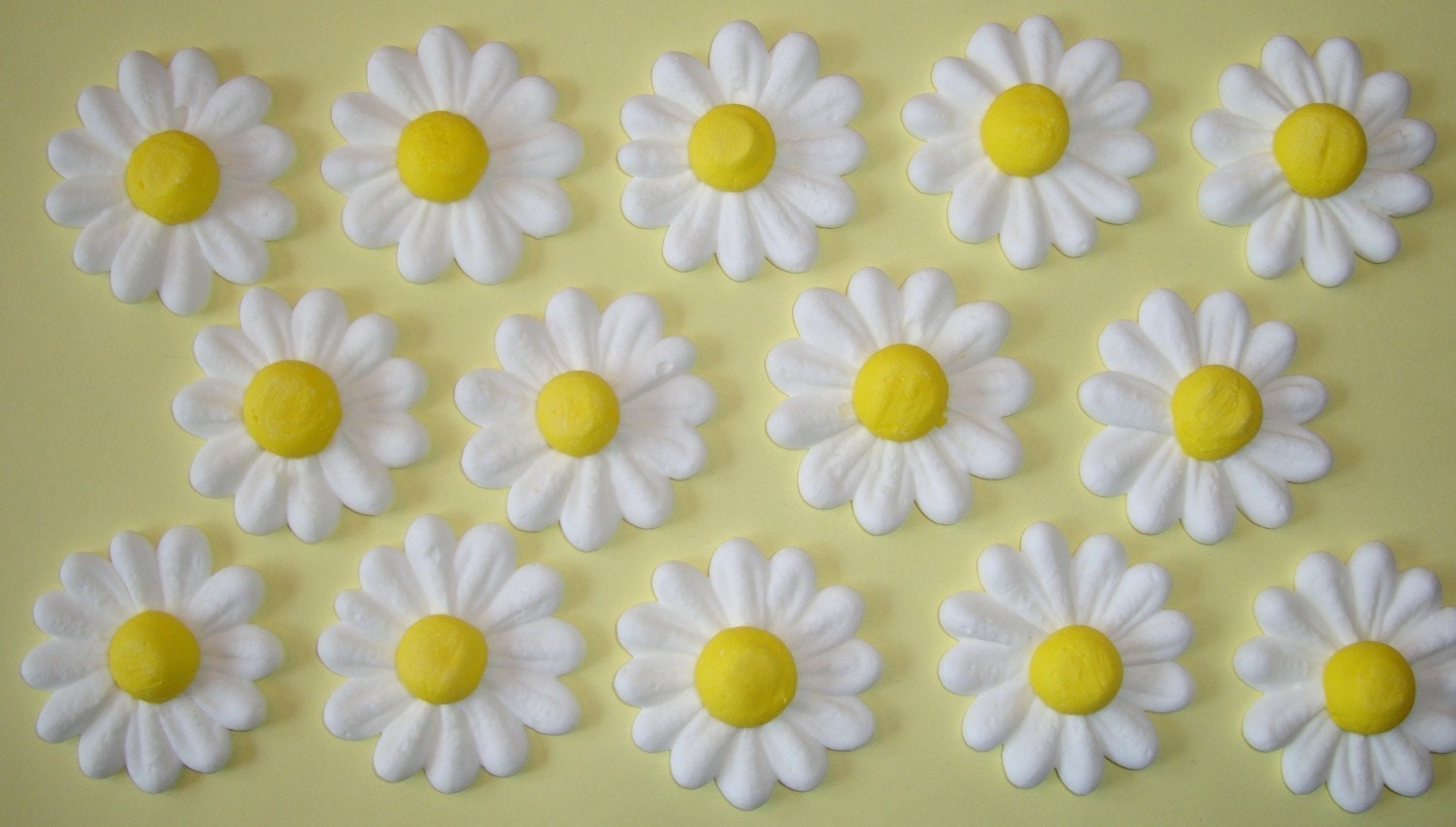 LOT of 100 Royal Icing daisies for Cake Decorating Il_170x135