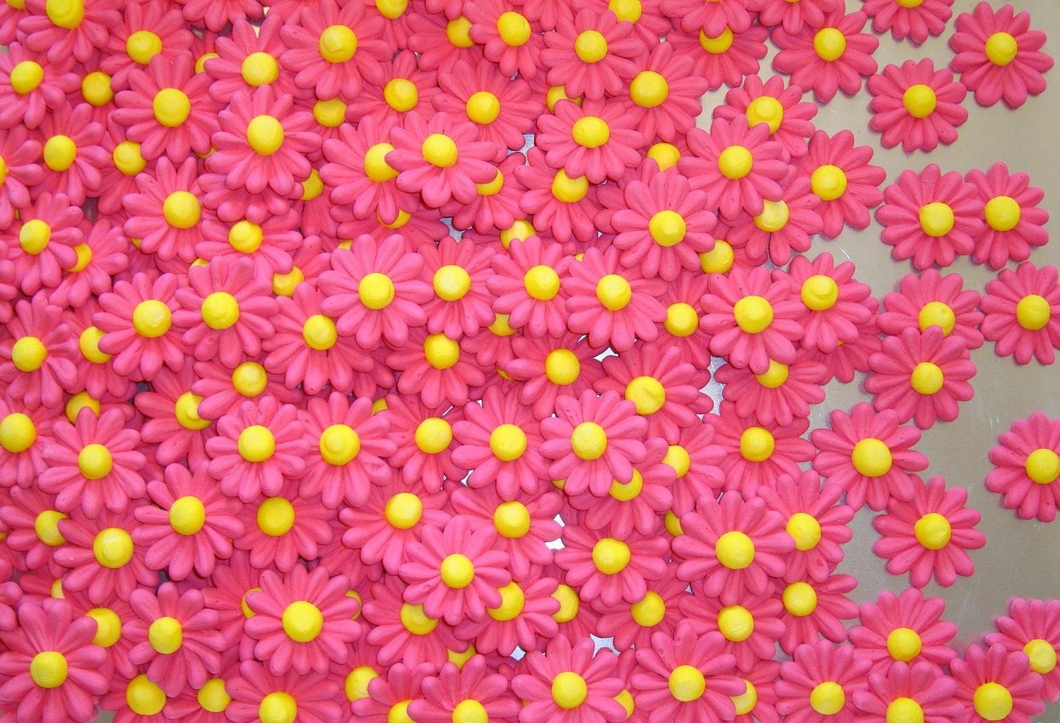 LOT of 100 Royal Icing daisies for Cake Decorating Sugar Flowers Il_170x135
