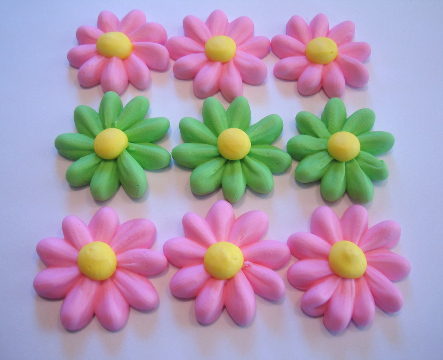 LOT of 100 Royal Icing daisies for Cake Decorating Il_570xn