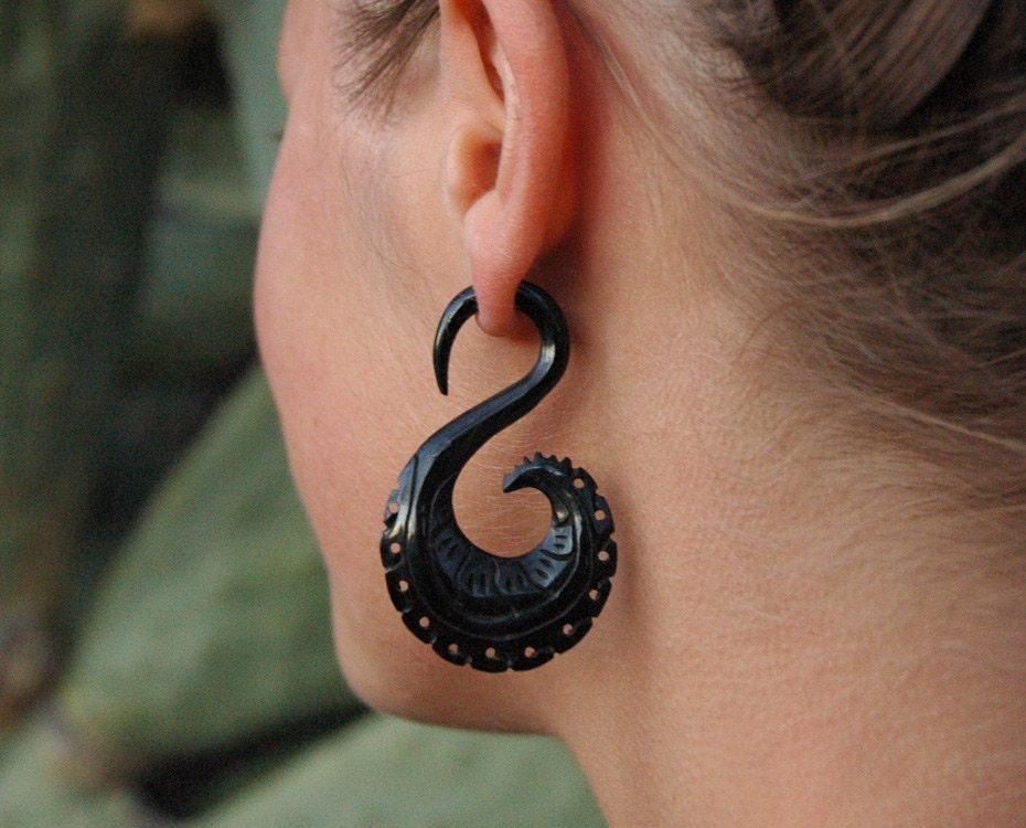 Fake Gauges - Black Horn Earrings - Venice River Curls