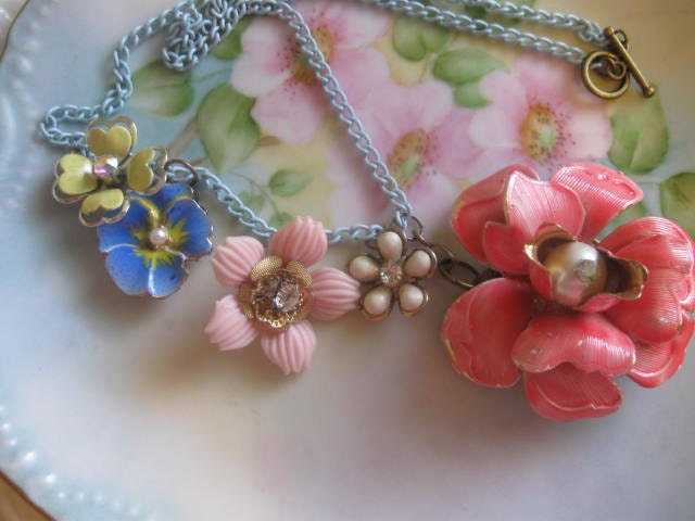 Ohhh How Lovely. vintage flower jewelry charm necklace