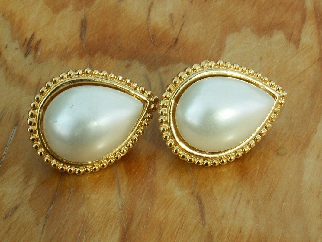 Vintage 1980s Faux Pearl Clip Earrings