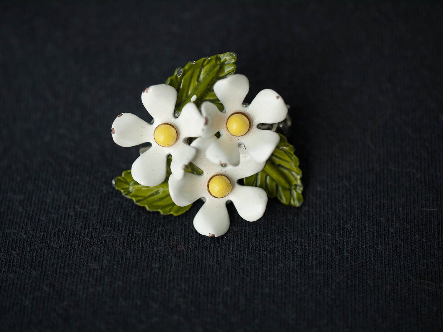 vintage floral white daisy and green leaf brooch