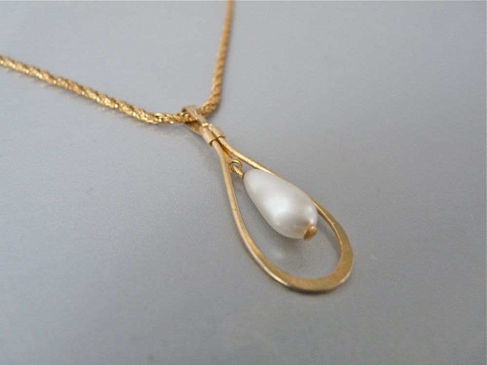 Vintage Monet teardrop pendant necklace