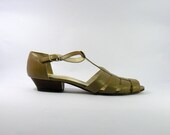 Vintage taupe leather t strap gladiator sandals. nude stacked wooden heel / us 8 B / eu 37.5 / uk 4.5