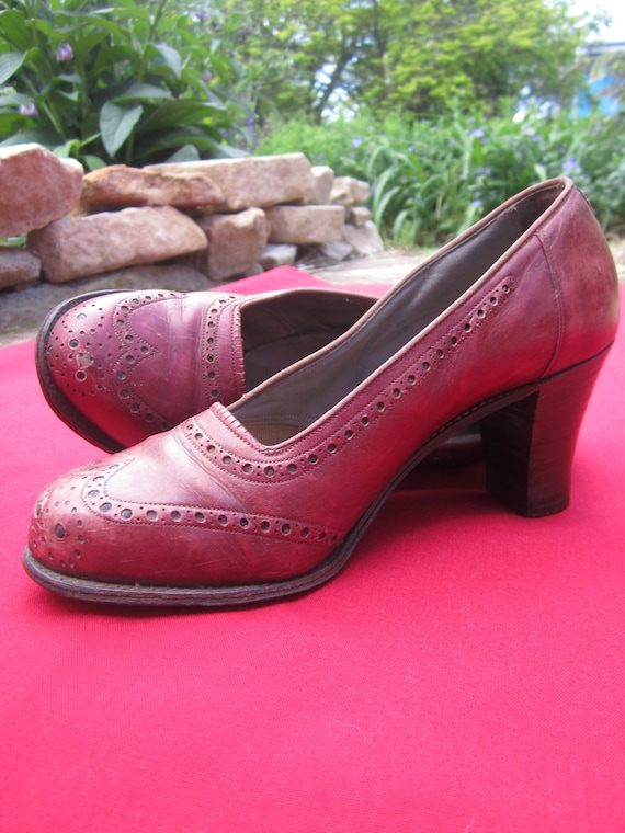 1940s leather shoes - Vintage oxblood brogue stacked mid heel pumps shoes